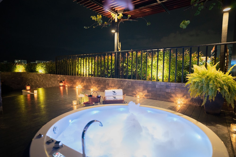Honeymoon Suite with outdoor Jacuzzi - Photo 10