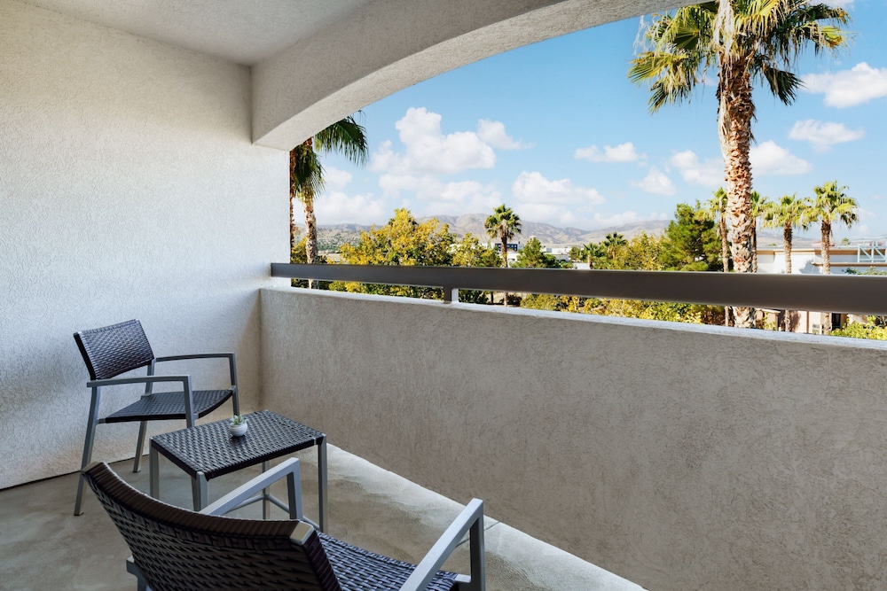 Suite, 1 Bedroom - Photo 2