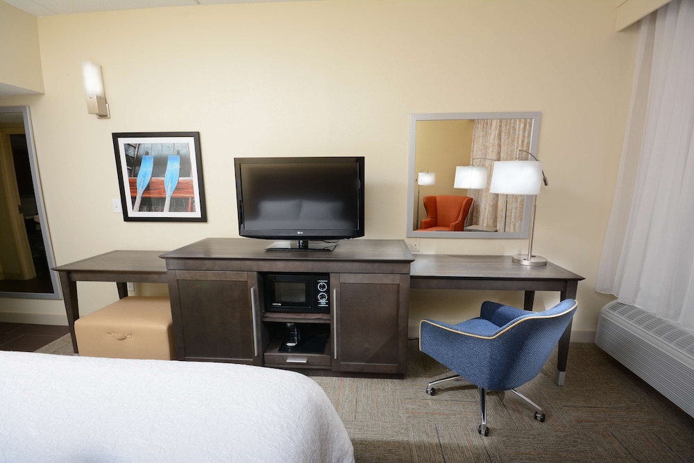 Room, 1 King Bed, Refrigerator & Microwave - Photo 2