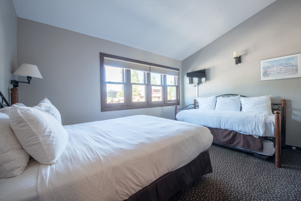 Room, 1 Queen and 1 Twin Bed (First Floor)