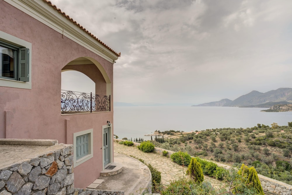 Villa photo 2