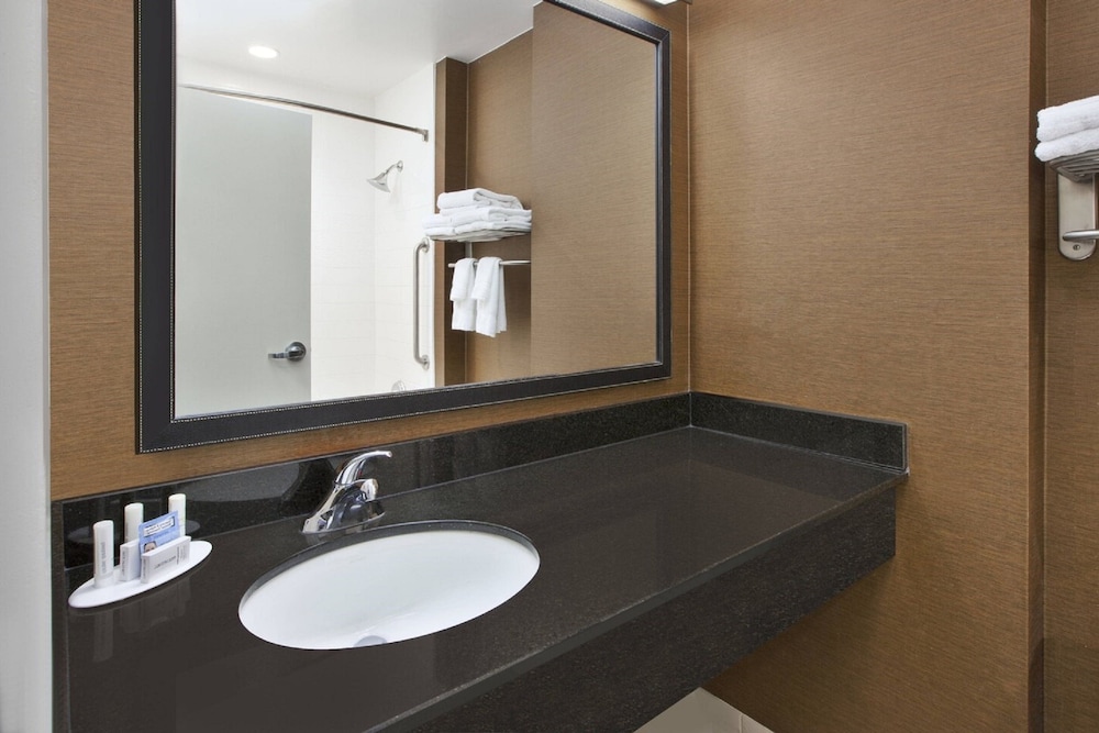 Room, 2 Queen Beds (Mobility Accessible, Tub) - Photo 4
