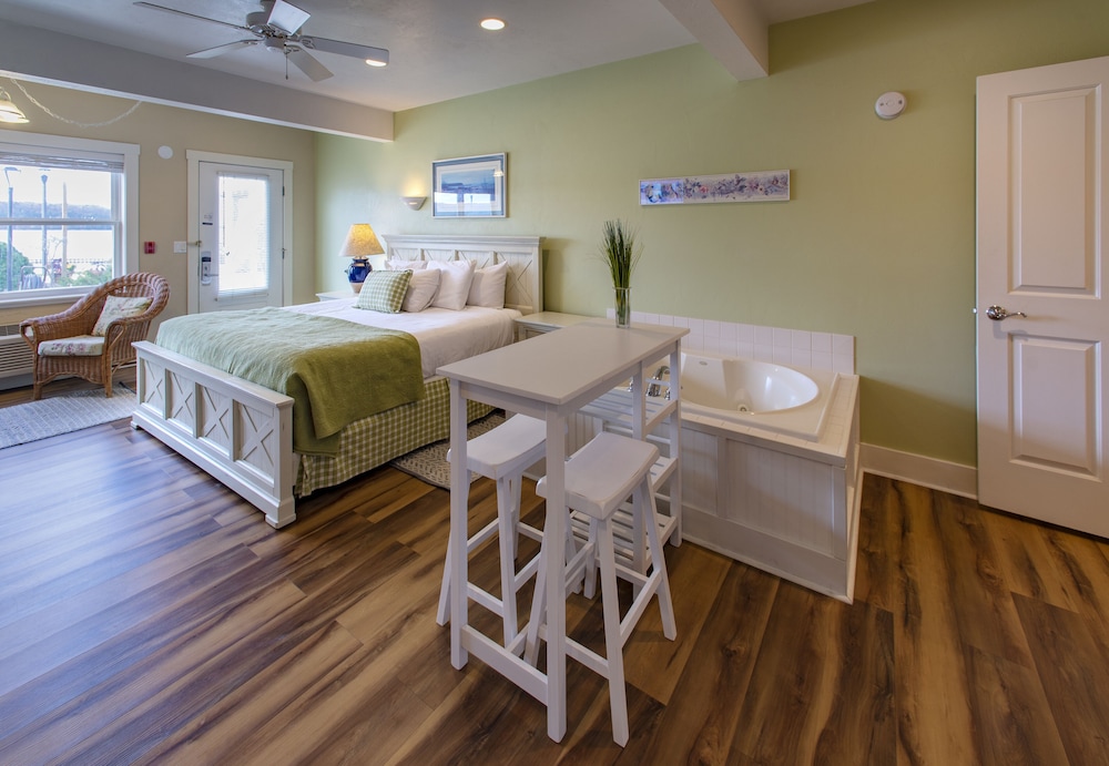 Honeymoon Studio, 1 King Bed, Fireplace photo 1