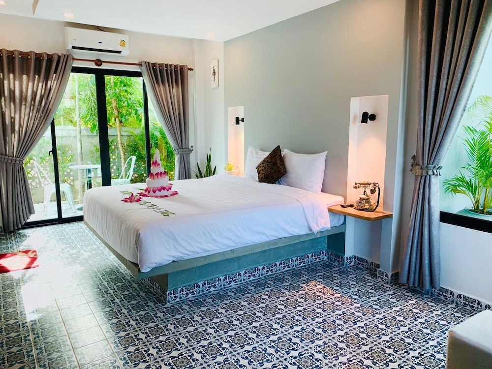 Deluxe Suite Mountain & Pond View Balcony