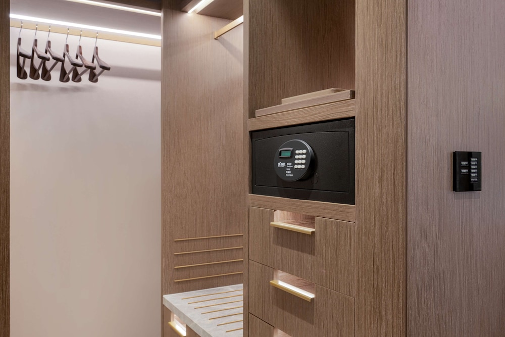 Premium Room, 2 Queen Beds - Photo 10