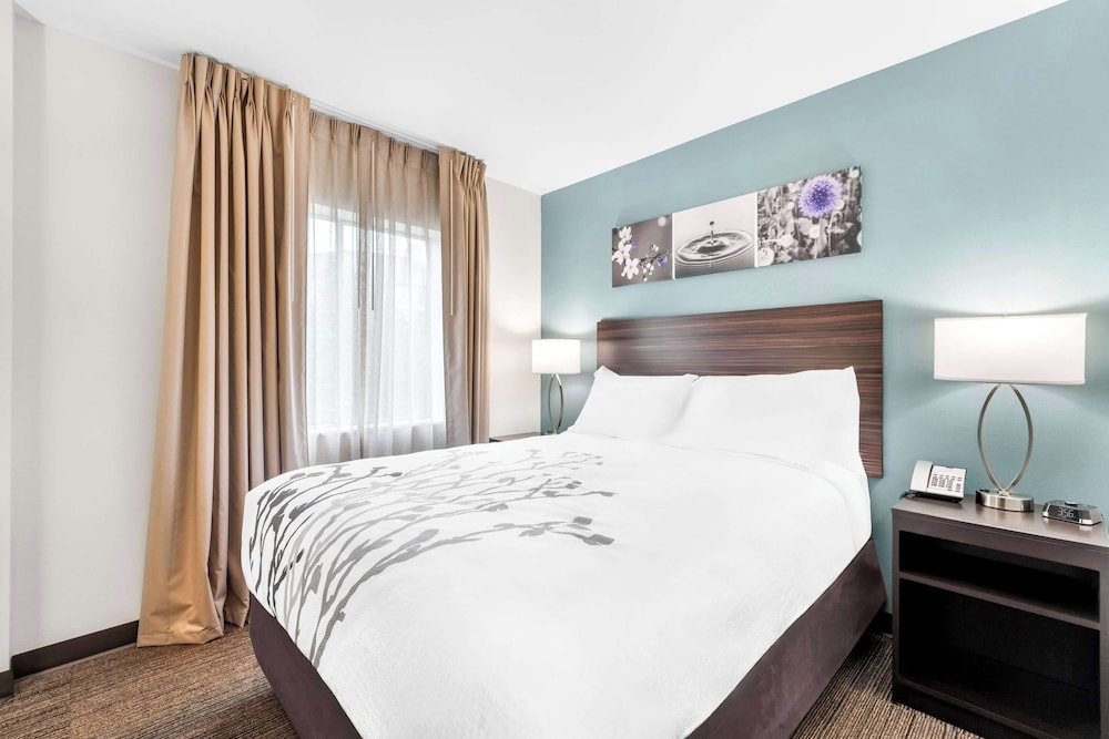 Standard Room, 1 Queen Bed, Non Smoking - Photo 1