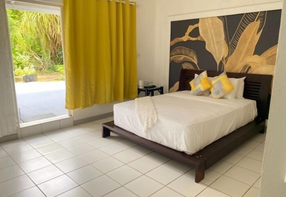 Comfort Room, 1 Queen Bed, Poolside