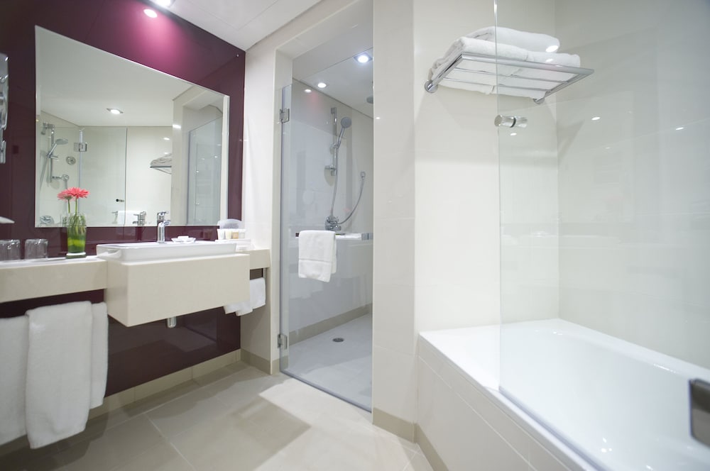Standard Room, 1 King Bed, Pool View photo 3