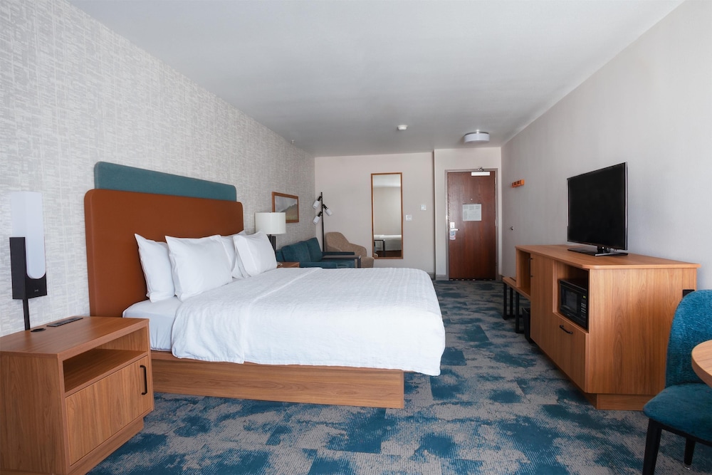 Suite, 1 King Bed, Refrigerator photo 3