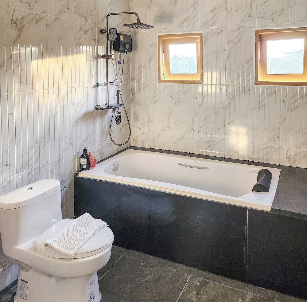 Deluxe Room with Bathtub - Photo 7