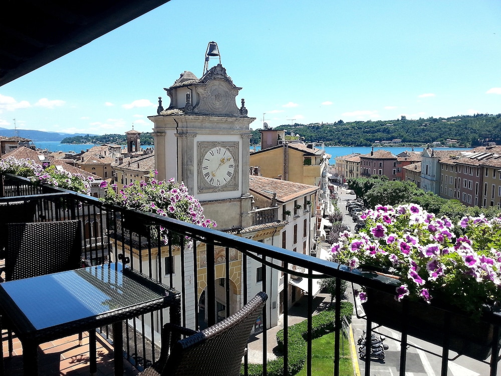 Romantic Room, Balcony, Lake View photo 2