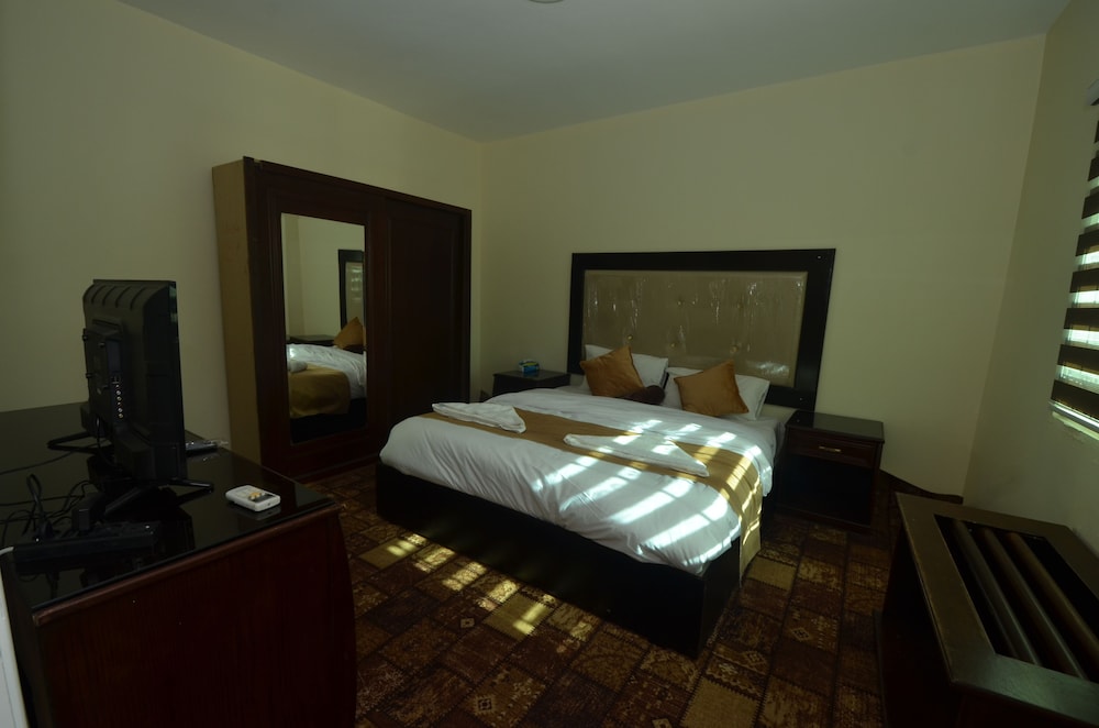 Double Room, 1 King Bed, Shared Bathroom photo 2