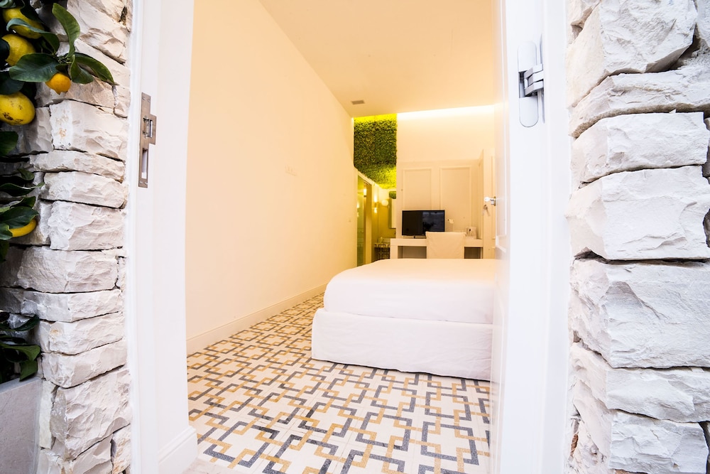Standard Room, 1 King Bed, Ensuite, Courtyard View photo 3
