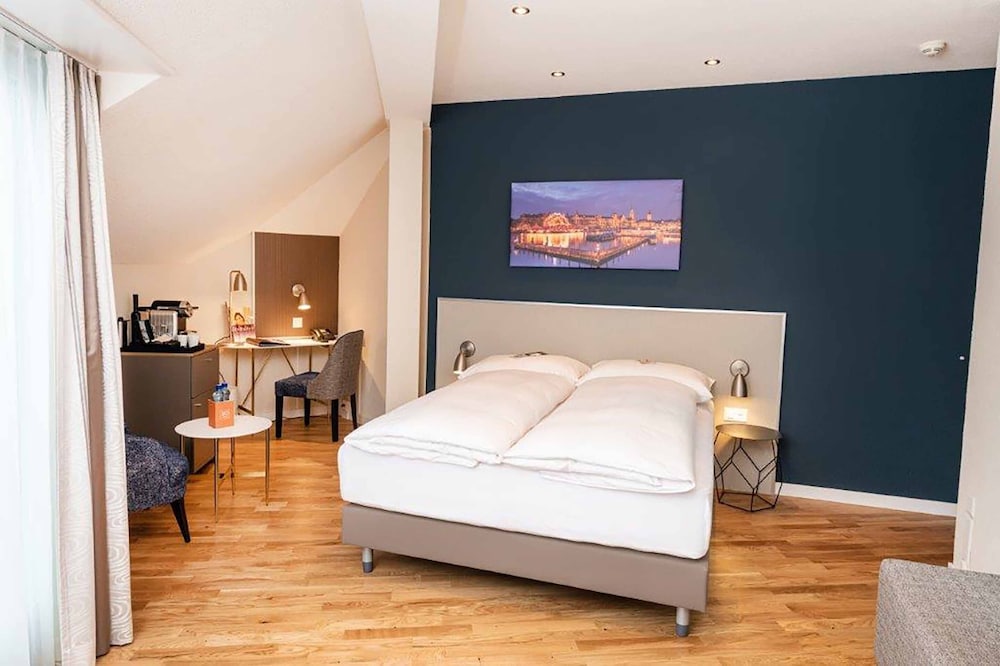 Superior Room, 1 Queen Bed, Balcony - Photo 3