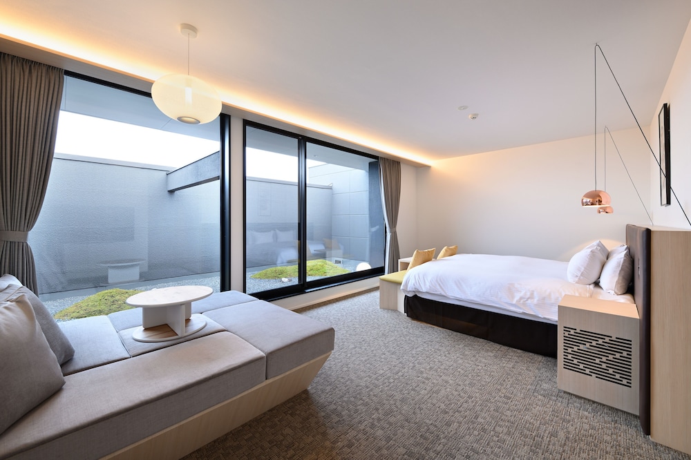Suite Room - Photo 5