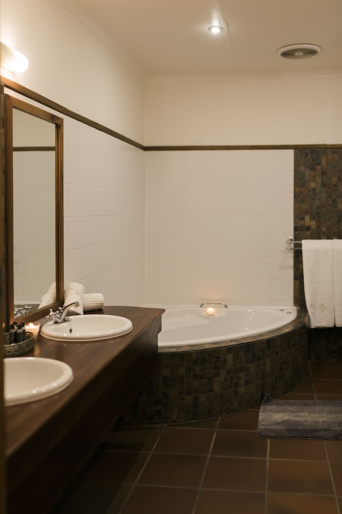 Executive Suite - Photo 6
