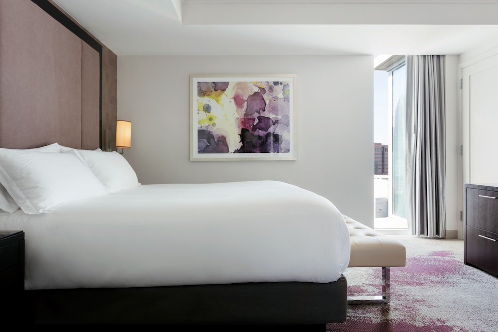 Premium Room, 1 King Bed - Photo 5