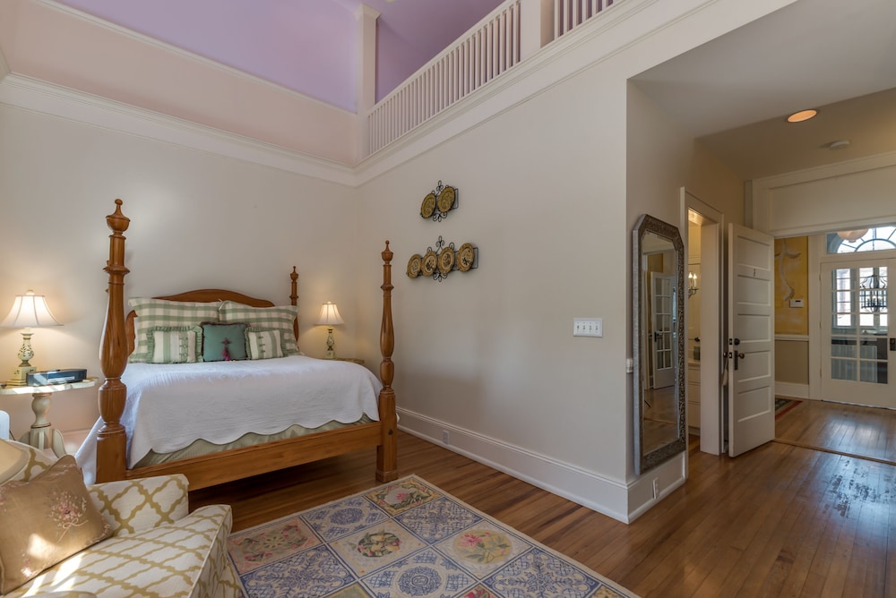 Loft, Multiple Beds