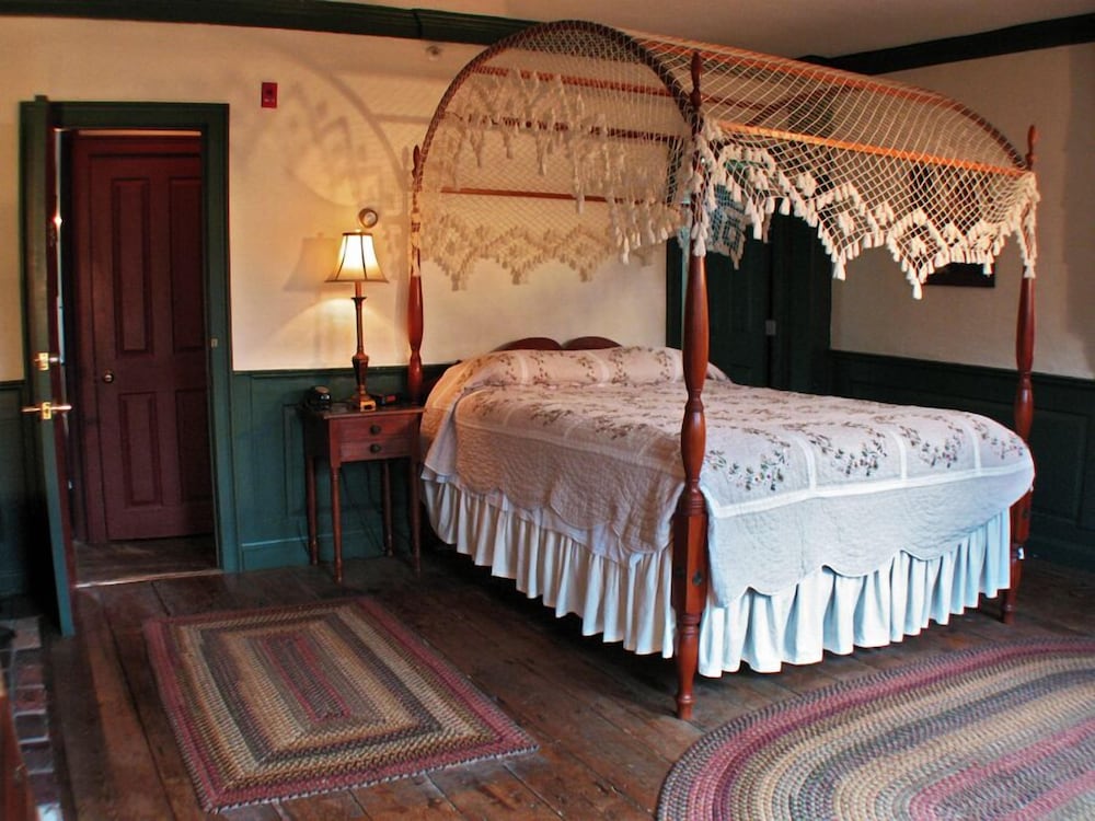 Standard Room, 1 Full Canopy Bed with  Fireplace photo 2