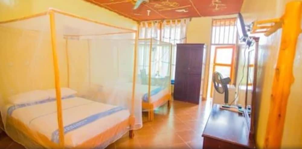 Room, 1 Queen Bed, Lake View (Tukul) photo 3