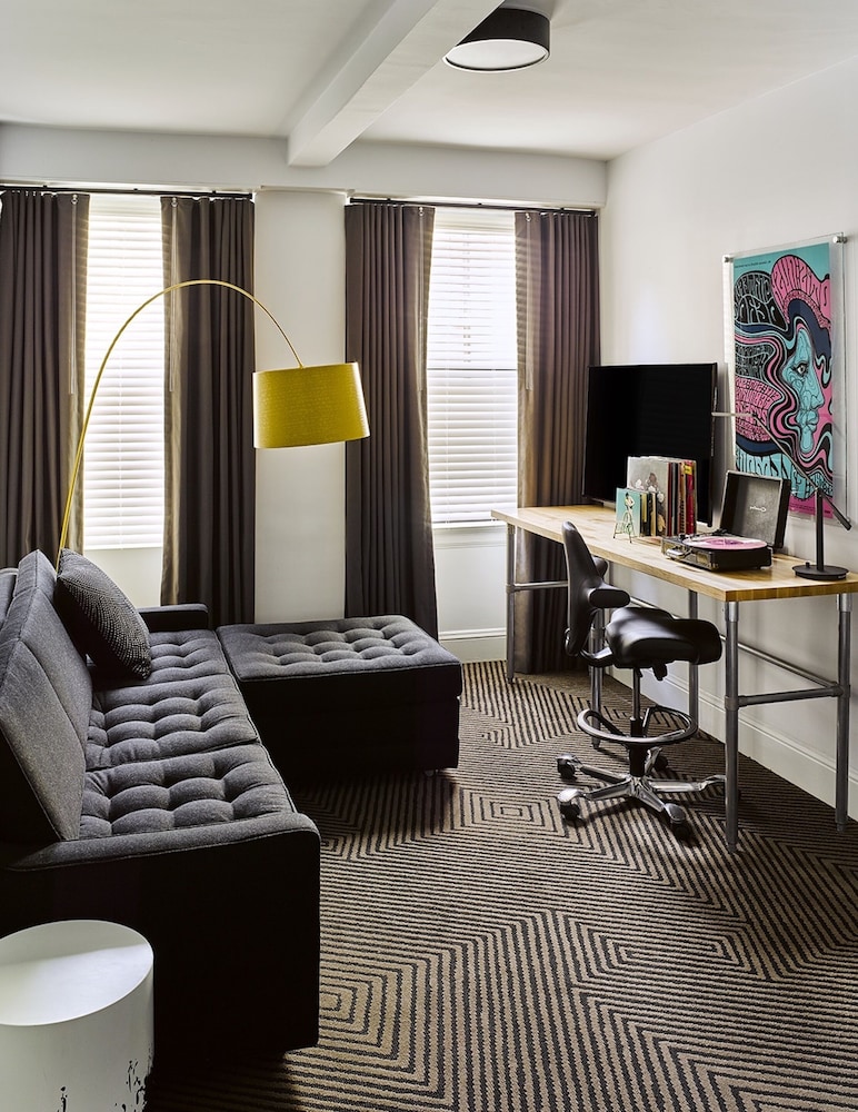 Suite, 1 King Bed with Sofa bed (King)
