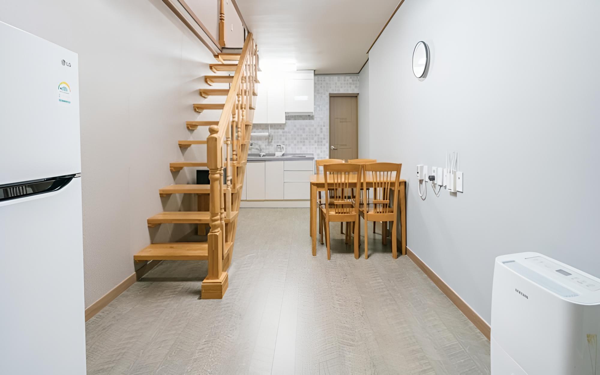 Room (103 (upstairs)) photo 2