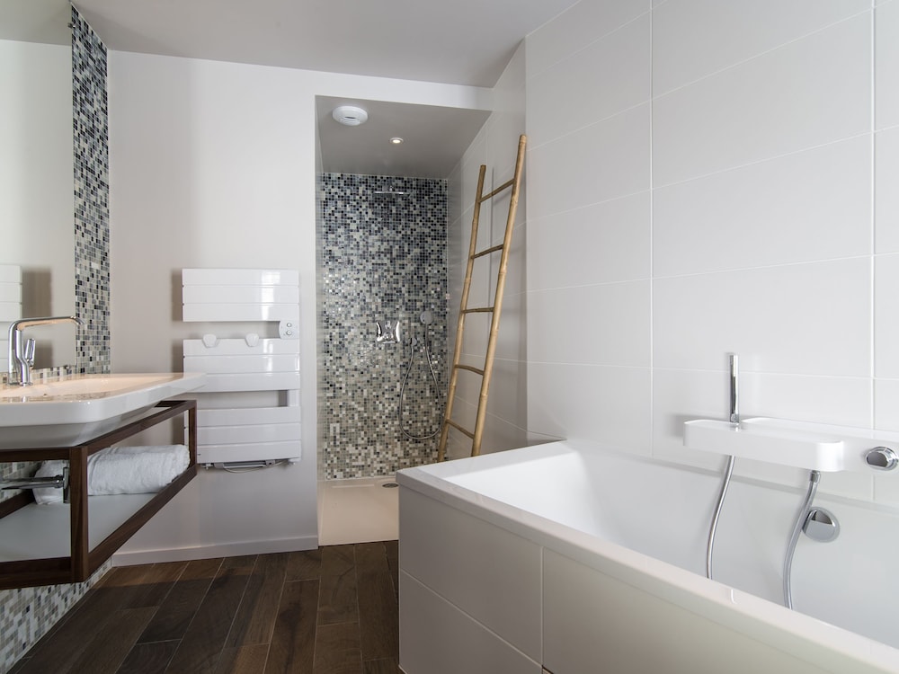 Superior Double Room, 1 King Bed, Balcony, Mountain View photo 3