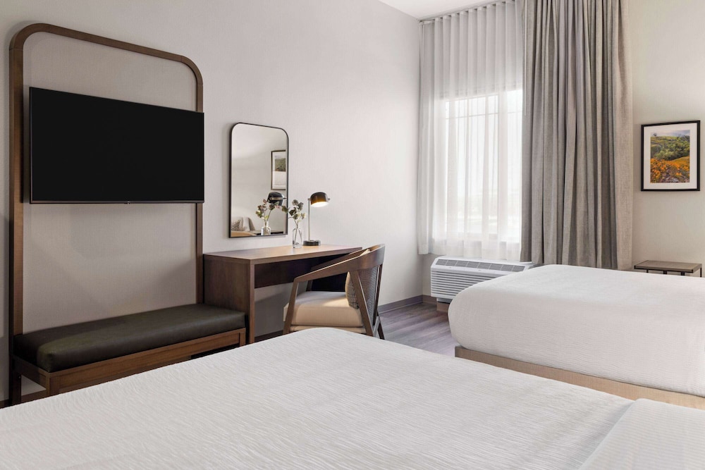Room, 2 Queen Beds, Mobility Accessible (Hearing Accesible, Roll-In Shower)