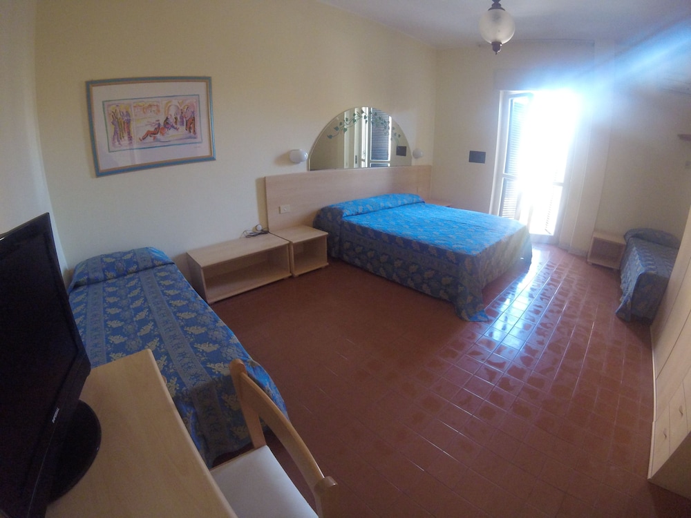 Standard Apt, 2 Queen Beds w Sofa bed,Fireplace,Jetted Tub(No staircase, steps-no wheelchair access) photo 2