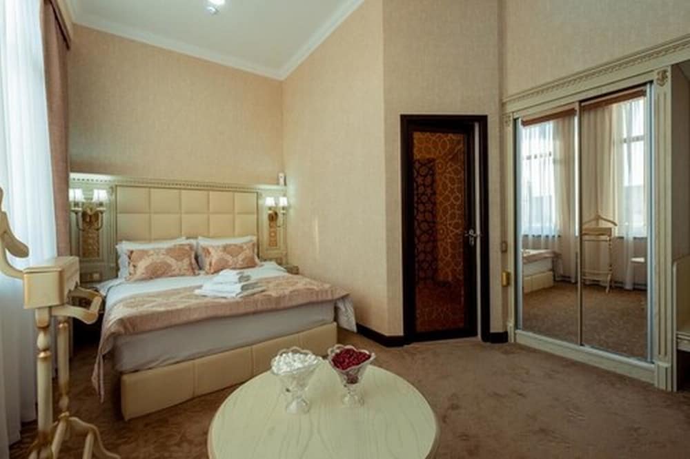 Single Room, Pool View