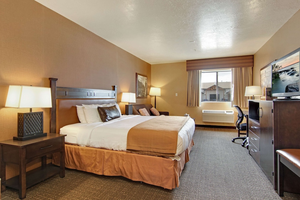 Standard Room, 1 King Bed, Non Smoking, Jetted Tub - Photo 5