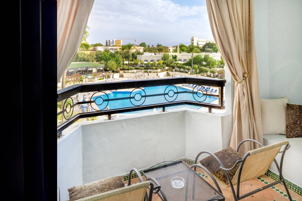 Executive Suite, 1 King Bed with Sofa bed, Balcony - Photo 2