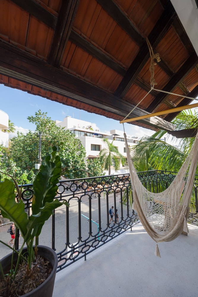 Deluxe King Room with Balcony and City Views - Photo 15