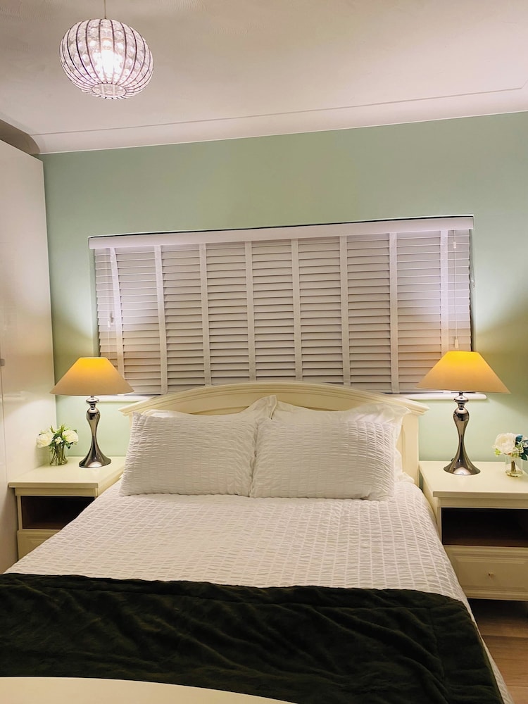 Relax in This Charming East Cowes House With Garden and BBQ, Zdjęcie 3