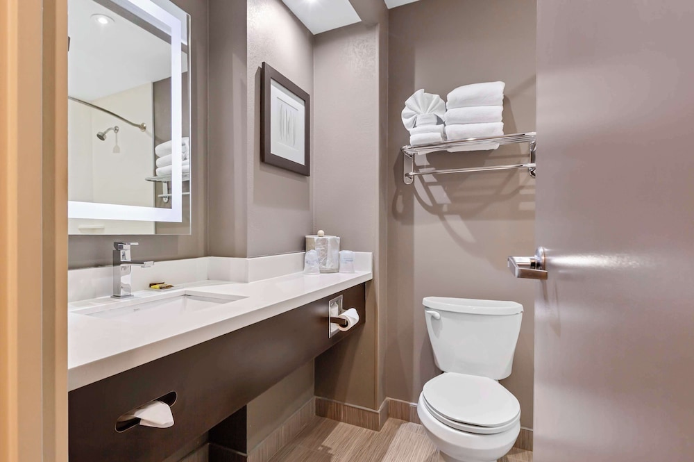 Executive Room, 2 Queen Beds, Non Smoking, Refrigerator & Microwave (with Sofabed) - Photo 4