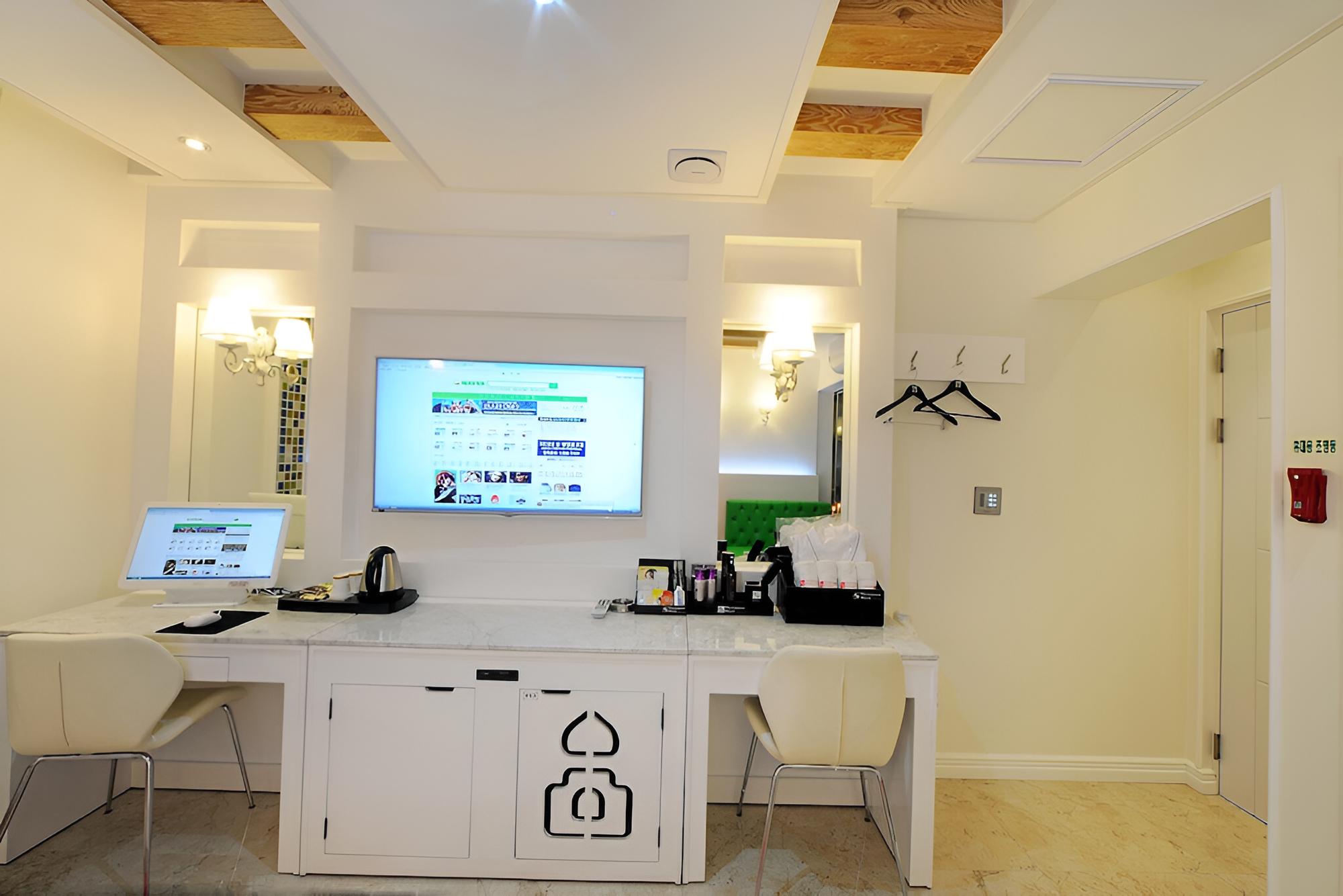 Room (Standard Room) - Photo 16