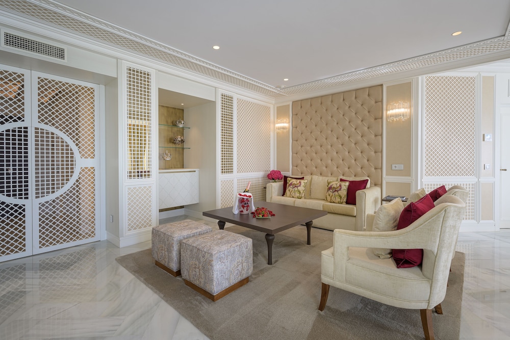Royal Double Room thumbnail 5