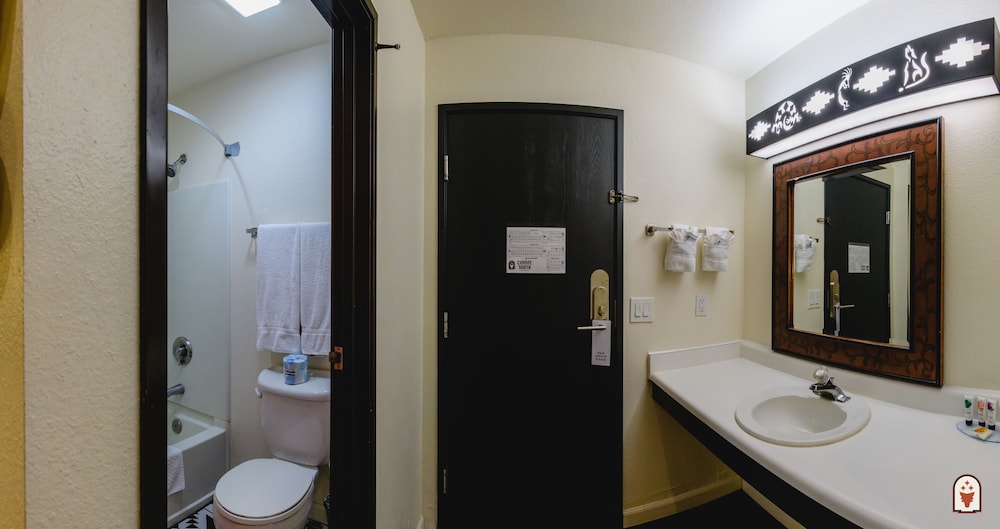 Standard Room, 2 Queen Beds (Double Queen Room) - Photo 13
