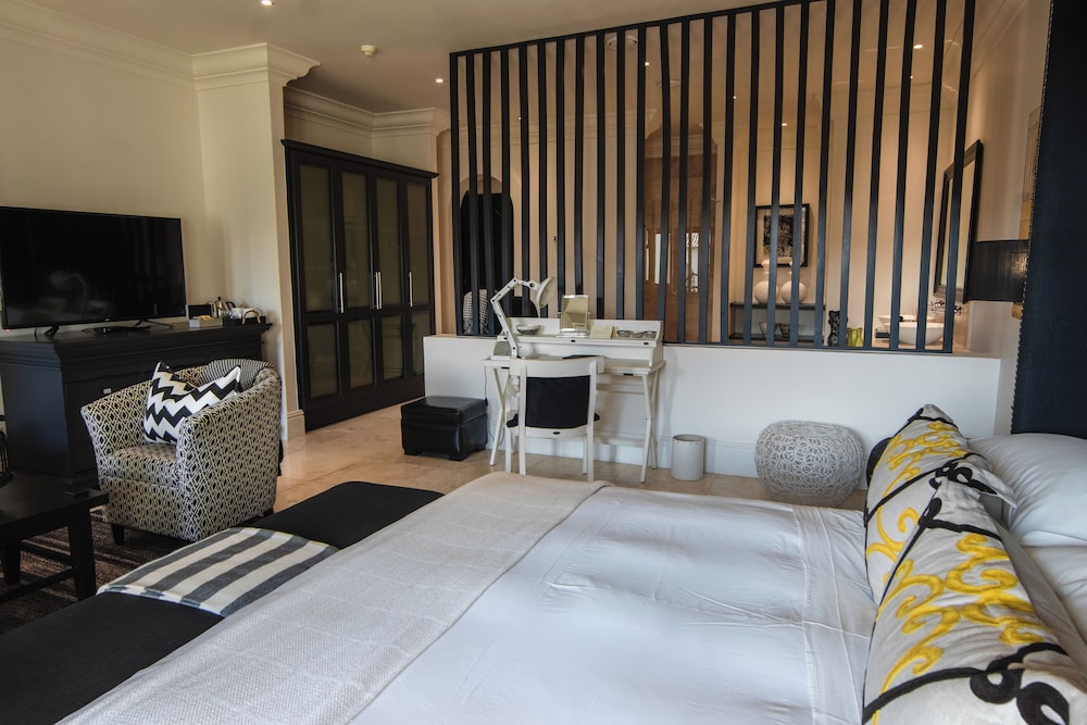Premium Studio Suite, 1 King Bed, Courtyard View photo 3