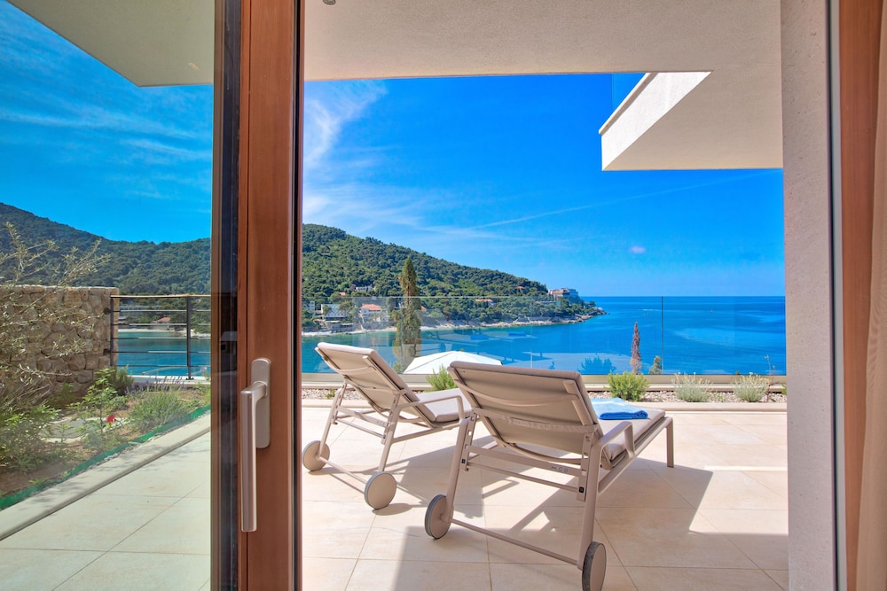 Luxury Apartment, 2 Bedrooms, Balcony, Sea View photo 3