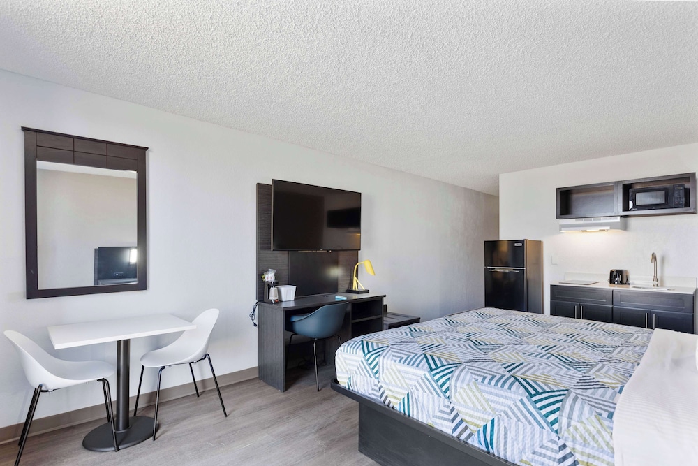 Standard Room, 1 King Bed, Non Smoking, Kitchenette - Photo 2
