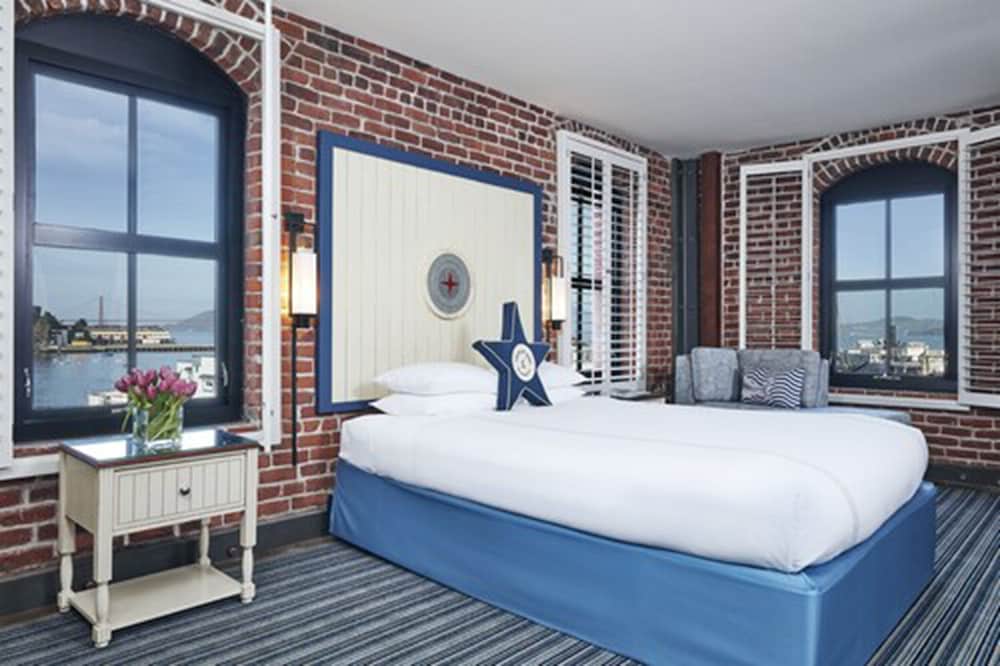 Suite, 1 King Bed, Mobility Accessible thumbnail 5