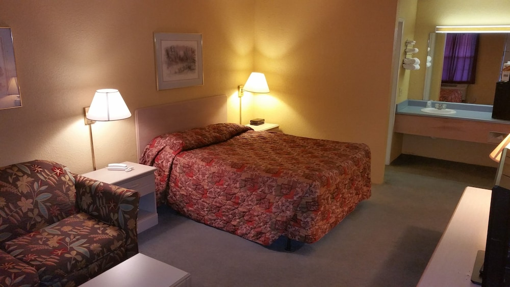 Standard Room, 1 Queen Bed, Refrigerator & Microwave photo 1