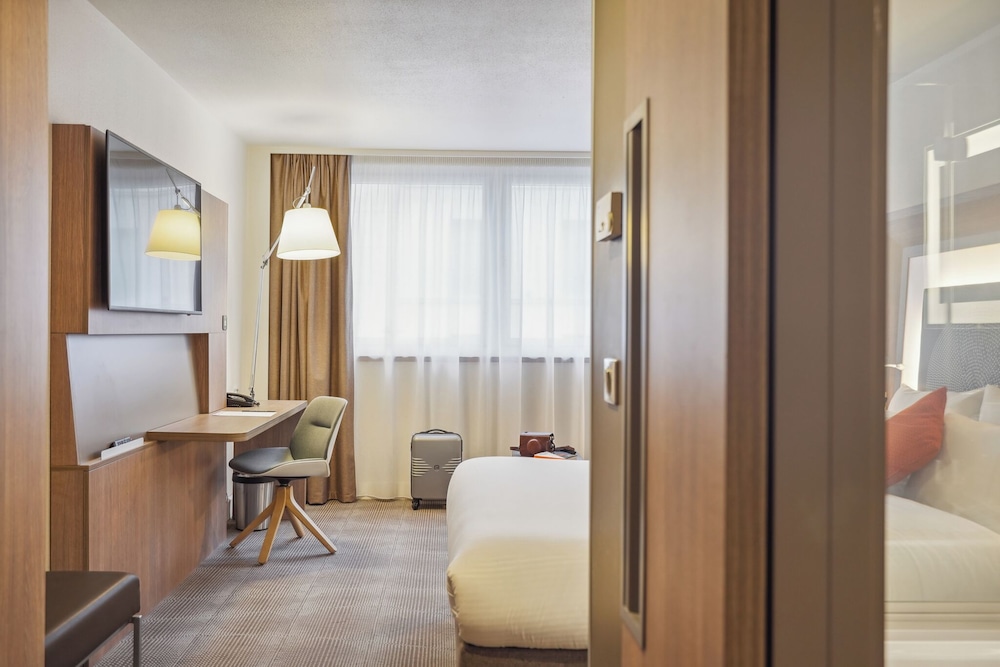 Executive Room, 1 Queen Bed with Sofa bed - Photo 3