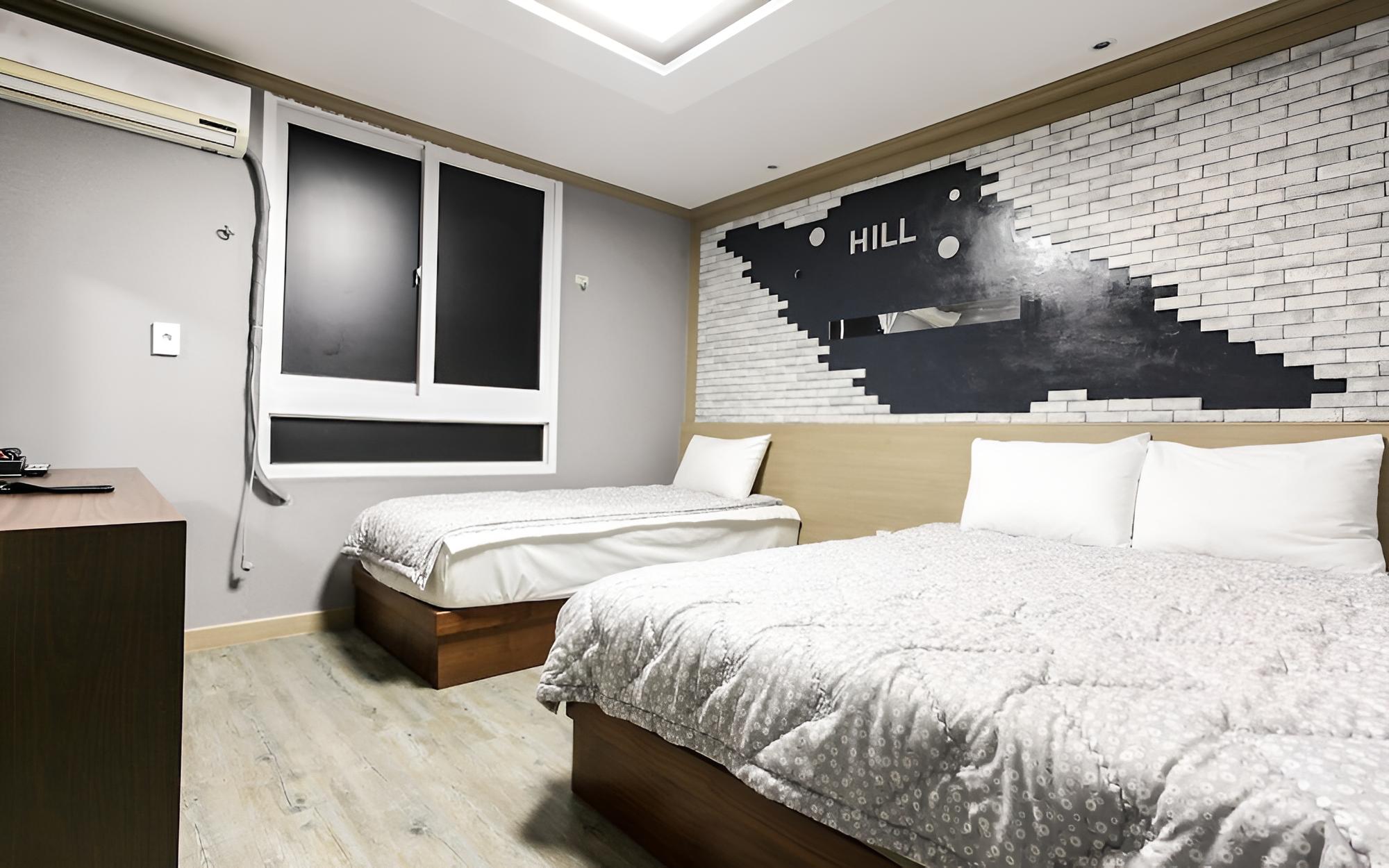 Room (Twin) - Photo 5