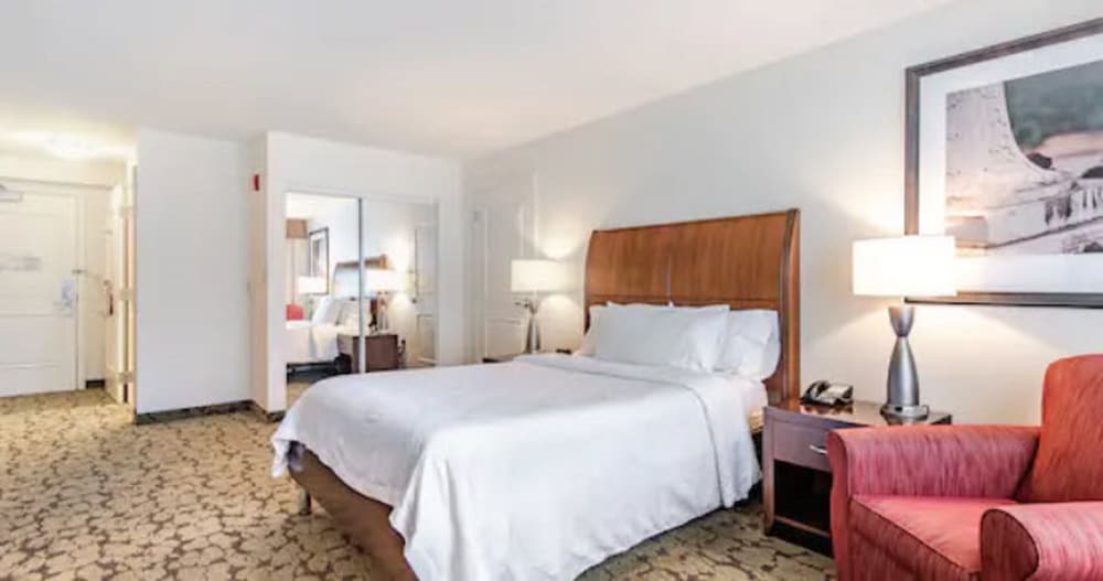 Room, 1 Queen Bed, Accessible (Hearing) - Photo 3