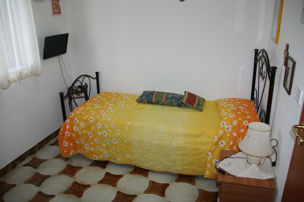 Single Room (Iris) photo 1