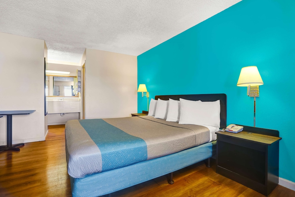 Deluxe Suite, 1 King Bed, Non Smoking, Hot Tub photo 1