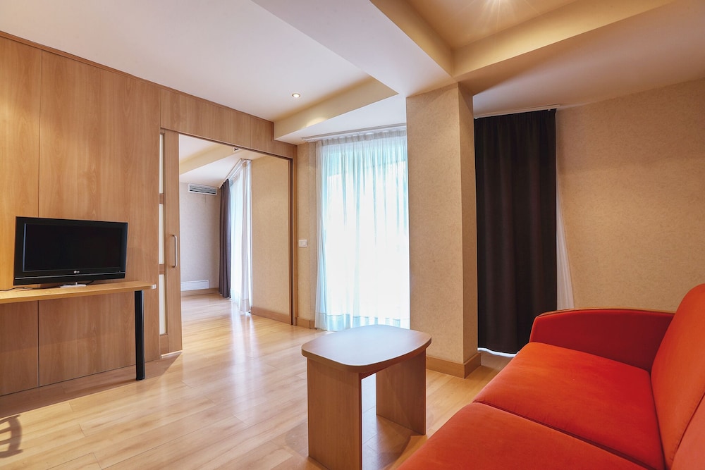 Suite (2 Adults + 2 Children) - Photo 3
