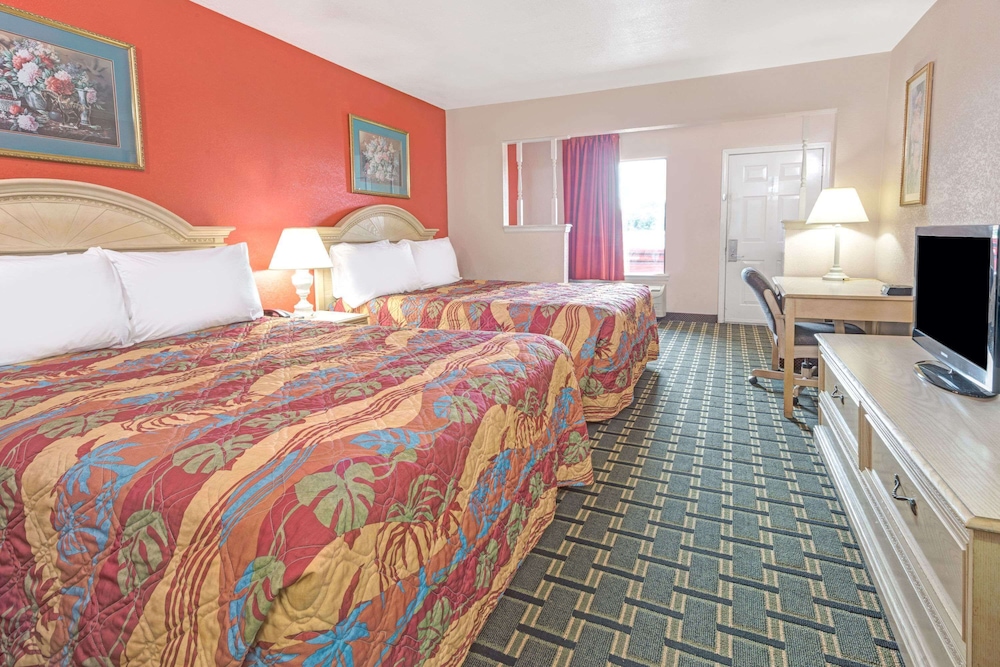 Standard Room, 2 Queen Beds, Smoking - Photo 1